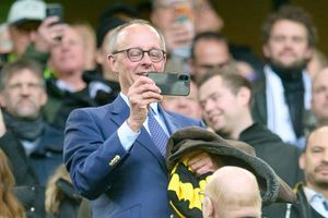 Der Kanzler bekommt einen BVB-Sieg zu sehen. - Foto: Bernd Thissen/dpa