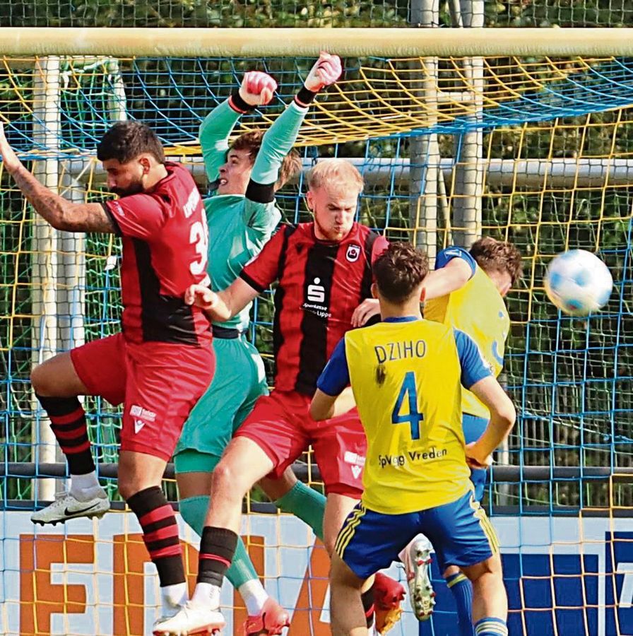 Im Hinspiel in Vreden, das der SV Lippstadt 3:2 gewann, stand Benjamin Aust im Kasten des SV Lippstadt. Am Sonntag löst ihn Winterneuzugang Luca Beermann ab. Der 25-Jährige vom SC Wiedenbrück ist vorerst die neue Nummer 1. Foto: Lütkehaus