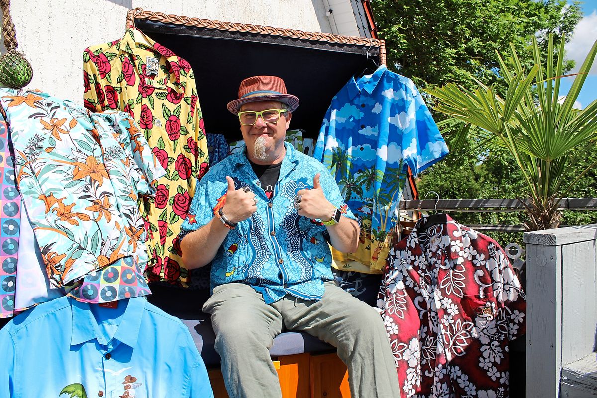Für das richtige Sommerfeeling darf das Hawaii-Hemd auf keinen Fall fehlen. Hier präsentiert der Rüthener einen Teil seiner vielen Hawaii-Hemden. Foto: Mintert