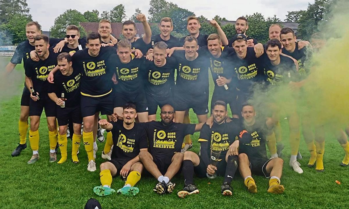 „Der SuS, der SuS, der SuS hat keine Bremsen“, schallte es über den Zehnthof. Mit dem 1:0 gegen den TuS Anröchte sicherte sich der SuS Bad Westernkotten II am vorletzten Spieltag die Meisterschaft in der Kreisliga A Lippstadt. Fotos: Brand