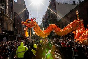 Bei einer chinesischen Neujahrsparade im Stadtteil Chinatown in New York City läuten Feiernde das Jahr des Drachen ein. - Foto: Eduardo Munoz Alvarez/AP/dpa