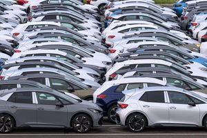 Die deutsche Industrie verliert Arbeitsplätze - besonders in der Autobranche (Archivbild) - Foto: Hendrik Schmidt/dpa