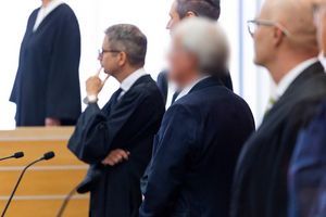 Ein weiterer größerer Prozess zur VW-Dieselaffäre hat in Braunschweig begonnen. Die Verlesung der Anklageschrift verzögerte sich aber. - Foto: Michael Matthey/dpa