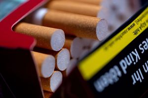 Die Tabaksteuer war in den vergangenen Jahren regelmäßig gestiegen - nun diskutiert die Politik, wie es weitergehen soll. (Symbolbild) - Foto: Sven Hoppe/dpa