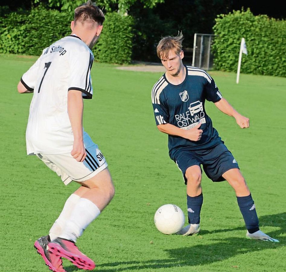 Durch das 3:2 gegen die SG Suttrop/Kallenhardt sind die Chancen der Fußballer von BW Lipperbruch (in Blau) auf den Klassenerhalt in der Kreisliga A wieder gestiegen. Foto: Brand