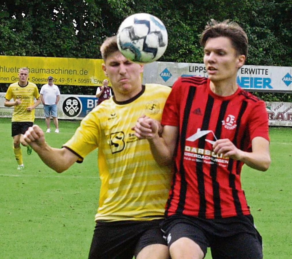 Knapp die Nase vorn hatte Aufsteiger Bad Westernkotten II im Nachbarduell. Der SuSler Zekiri (l.) und Gesekes Wiesner, der später noch Gelb-Rot sah, kämpfen hier um den Ball.