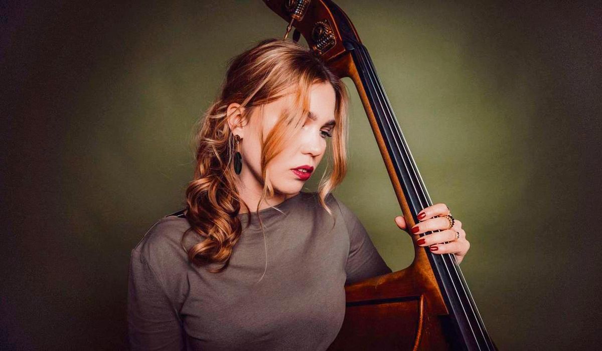 Die Lippstädter Kontrabassistin Caris Hermes erhält den mit 10 000 Euro dotierten „WDR-Jazzpreis 2024“. Foto: Degenhardt