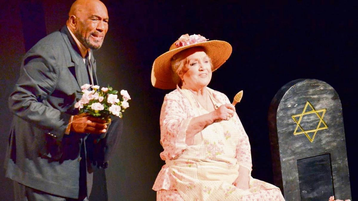 Miss Daisy (Doris Kunstmann) und Fahrer Hoke (Ron Williams) besuchen einen jüdischen Friedhof. Foto: Gröbing