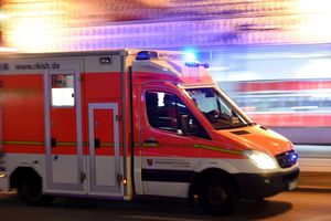 Das Mädchen wurde an einem Kreisverkehr überrollt. (Symbolbild) - Foto: Carsten Rehder/dpa