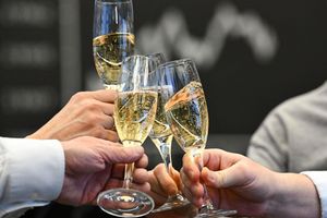 Jeder Fünfte in Deutschland investiert an der Börse. (Archivbild) - Foto: Arne Dedert/dpa