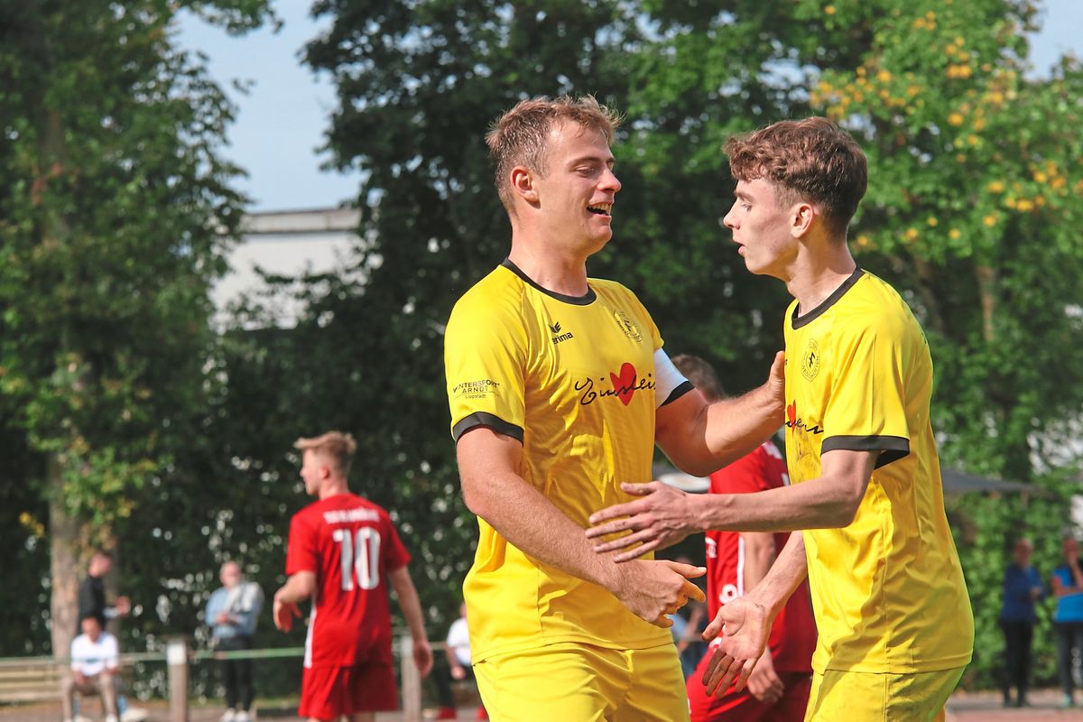Der nächste Dreier darf bejubelt werden: Nach dem Erfolg über die Anröchter Zweitvertretung, siegten die Kicker des aktuellen Tabellenführers SuS Bad Westernkotten II auch beim TuS Anröchte I mit 3:1. Foto: Thomas Wiegand