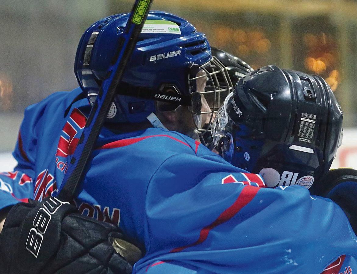 Na bitte, es geht doch! Kristall Lippstadt feierte mit dem 7:1 im Kellerduell gegen Moers seinen ersten Saisonsieg in der Eishockey-Bezirksliga. Jetzt will das Neufeld-Team gegen die Eisadler Dortmund unbedingt nachlegen. Foto: Lütkehaus
