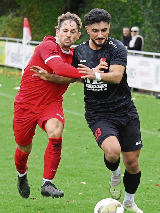 Hiergeblieben! Den Mastholtern (in Rot) hilft beim SV 03 Geseke eigentlich nur ein Sieg weiter, wenn man sich nicht der Abstiegszone nähern will. Allerdings haben auch die Geseker wahrlich nichts zu verschenken. Foto: Schlink