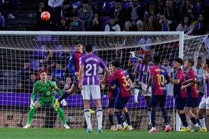 Ter Stegen ist zurück - nach seinem Comeback muss er aber schon wieder auf die Bank. - Foto: Manu Fernandez/AP/dpa