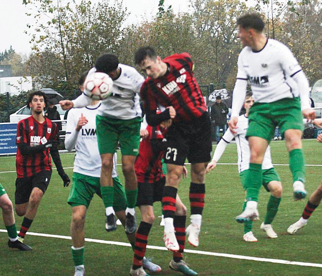 Die A-Junioren des SV Lippstadt (in Schwarz-Rot; hier mit Kapitän Diskau beim Kopfball) festigten durch das 1:0 gegen Preußen Münster Platz eins und gehen somit als Tabellenführer in die Winterpause. Foto: Dannhausen