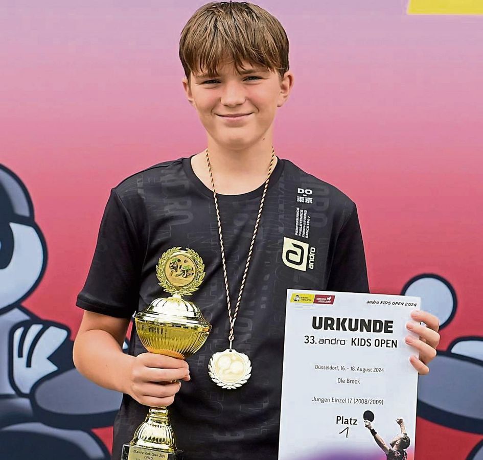 Mit einem großen Paukenschlag endeten für Ole Brock die Kids Open in Düsseldorf. Bei einem der größten TT-Jugendturniere in Europa siegte der 14-Jährige vom TTC Bad Westernkotten nicht nur im Doppel, sondern gewann auch den Einzelwettbewerb. Foto: Fuhrmann