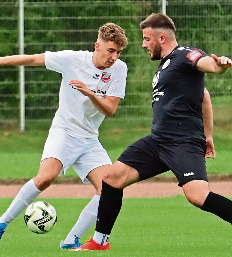 Im Topspiel setzte sich Aufsteiger TuS Anröchte II (in Weiß) mit 4:1 beim SC Internazionale durch. Allerdings spiegelt das Ergebnis den Spielverlauf nicht wider. Foto: Feichtinger