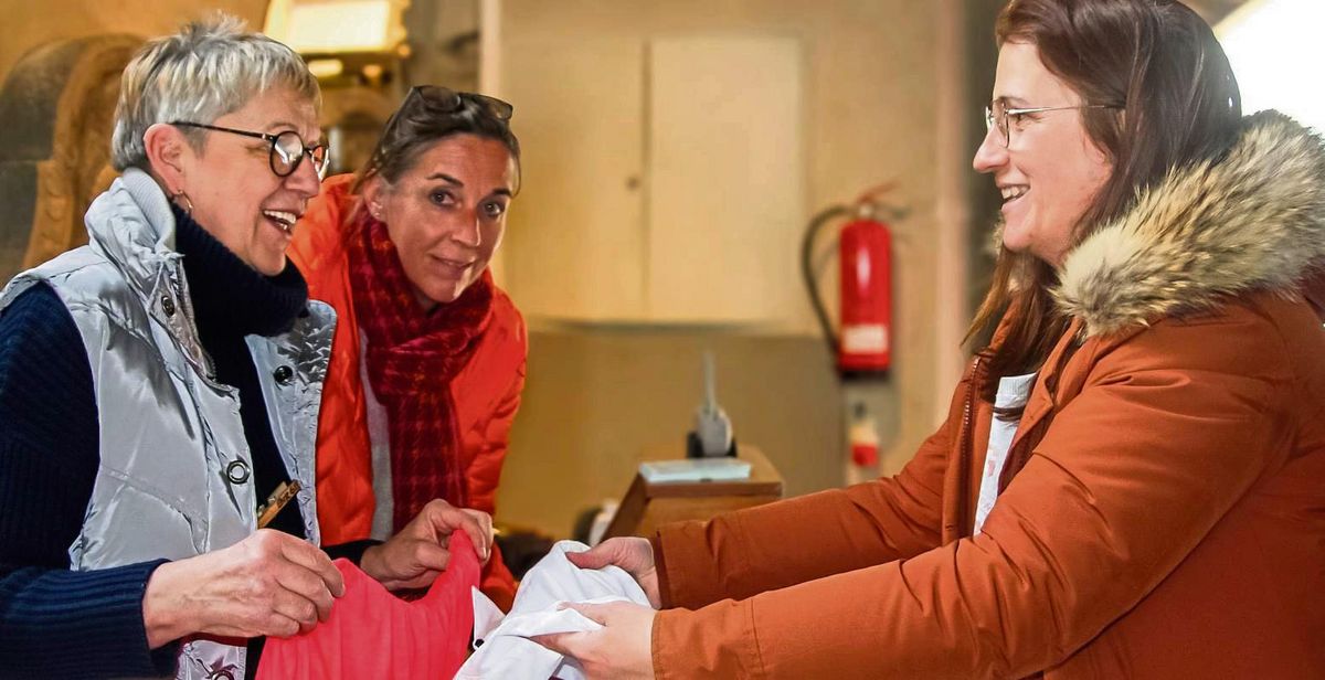 Birgit Boy und Elisabeth Koch (l.) kassieren und packen Taschen im Minutentakt. Käuferin Zeljka Zugarfki freut sich über ihre Schnäppchen. Fotos: Wissing