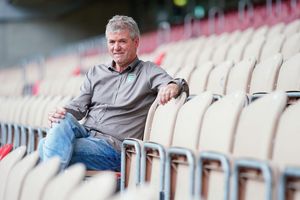 Kaiserslauterns Trainer Friedhelm Funkel sitzt im Fritz-Walter-Stadion. - Foto: Uwe Anspach/dpa