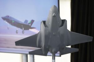 Das Modell des amerikanischen Tarnkappenbombers F35 - in Weeze soll künftig dessen Rumpfmittelteil gefertigt werden. - Foto: David Young/dpa