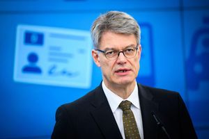 Verkehrsminister Schnieder plant Kostensenkungen bei Führerscheinen. - Foto: Bernd von Jutrczenka/dpa