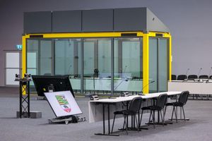 Ein Blick in den Gerichtssaal auf den Platz für die Zeugen und die Glaskabine, in der der Angeklagte während der Verhandlungen sitzt. (Archivbild) - Foto: Jan Woitas/dpa