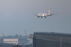 Die Chartermaschine mit den geflüchteten Afghaninnen und Afghanen an Bord landete am Morgen am Flughafen Berlin Brandenburg. - Foto: Fabian Sommer/dpa