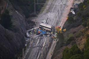 Nach dem schweren Zugunglück in Südspanien werden nun Details zu den Opfern bekannt. - Foto: Manu Fernandez/AP/dpa