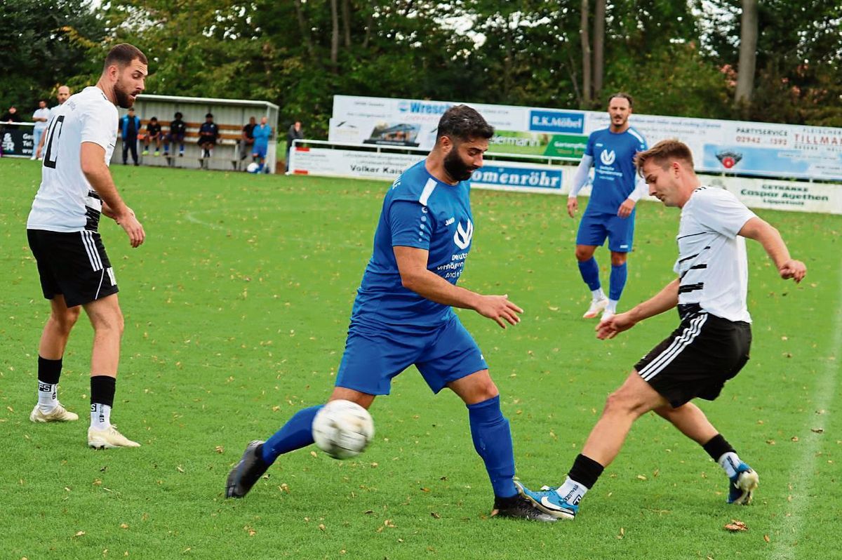 Ein deutlicher 6:0-Sieg gelang Arminia Langeneicke (in Weiß) gegen Internazionale Lippstadt. Dennoch war Trainer Francesco Galeano mit der Leistung seiner Mannschaft nicht komplett zufrieden. Foto: Uwe Feichtinger