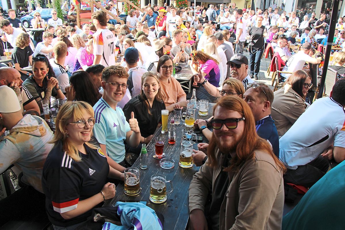 Auch ohne große Halle kann man im Rudel Fußball schauen: Wie hier auf der Poststraße in Lippstadt. Foto: Löseke