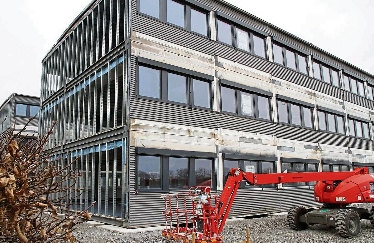 Im Businesspark in Lipperbruch entsteht gerade ein dreistöckiges Bürogebäude aus Containern. Hendrik Andrae brachte das auf einen Gedanken: Warum nicht das Stadthaus – als Interimslösung – aus Modulen bauen? Foto: Rückert
