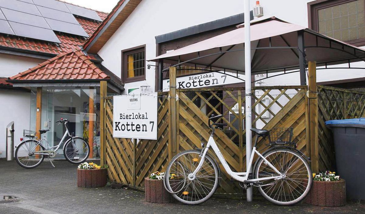 Nachdem vor einigen Jahren die letzte Gastronomie in Eickelborn den Betrieb einstellt hat, ist das Bierlokal „Kotten 7“ quasi die letzte öffentliche Anlaufstelle für den sozialen Austausch im Ort. Foto: Puls