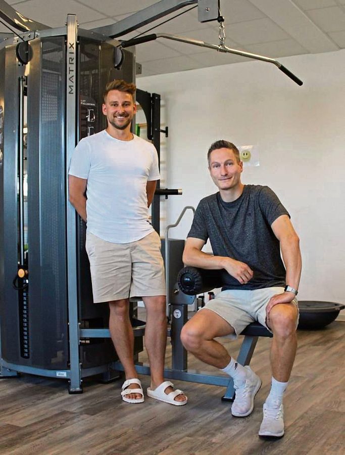Christoph Danilin und Marian Rehborn geben Tipps für mehr Bewegung im Büro-Alltag. Foto: Mintert
