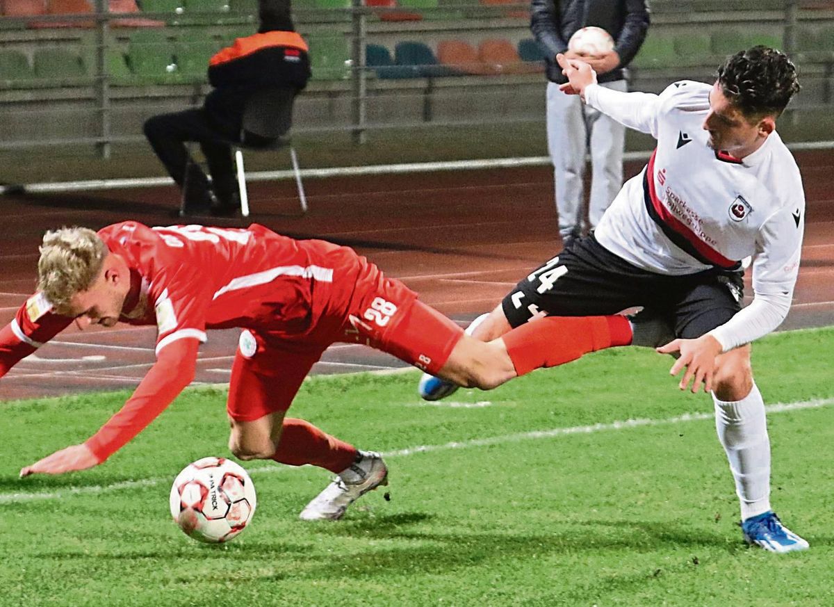 Fast zu Fall gebracht: Im ersten Spiel 2024 bei RW Oberhausen (Endstand 1:1) waren Fatih Ufuk (r.) und der SV Lippstadt nah dran an einem Sieg. Der soll jetzt unbedingt im Derby gegen den FC Gütersloh eingefahren werden. Die Fans freuen sich auf ein Fußballfest in der Liebelt-Arena. Foto: Lütkehaus