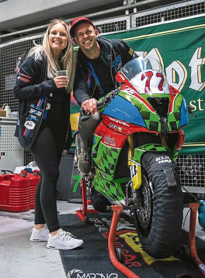 Noch ganz entspannt: Das wird vermutlich am Wochenende bei Martin Köhler und seiner Frau Anika etwas anders aussehen, denn der Schmerlecker wagt sich als Gastfahrer beim Pro Superstock 1000 auf eine Maschine, mit der Höchstgeschwindigkeiten von über 300 km/h möglich sind.