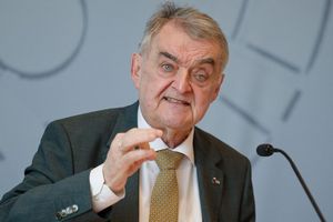 NRW-Ministerpräsident Reul macht vor allem die zunehmende Radikalisierung junger Menschen Sorge. - Foto: Henning Kaiser/dpa