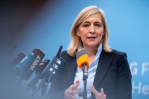 Nach Plänen von Ministerin Warken sollen die Beiträge stabil bleiben können. - Foto: Michael Kappeler/dpa