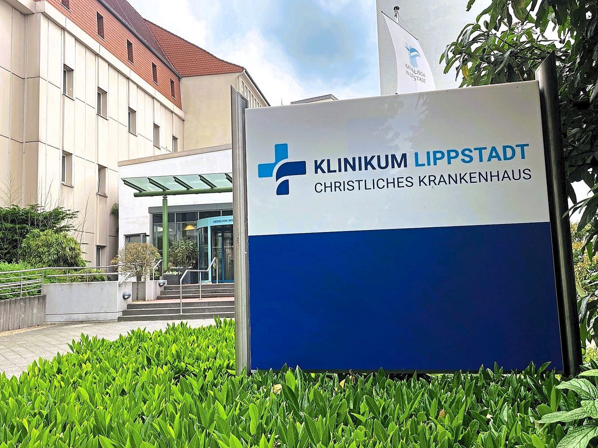 Ein Klinikum, zwei Häuser: Das Zusammenwachsen des Dreifaltigkeits-Hospitals (Bild) und des Evangelischen Krankenhauses stockt. Ein neuer Geschäftsführer soll nun die Synergien heben.