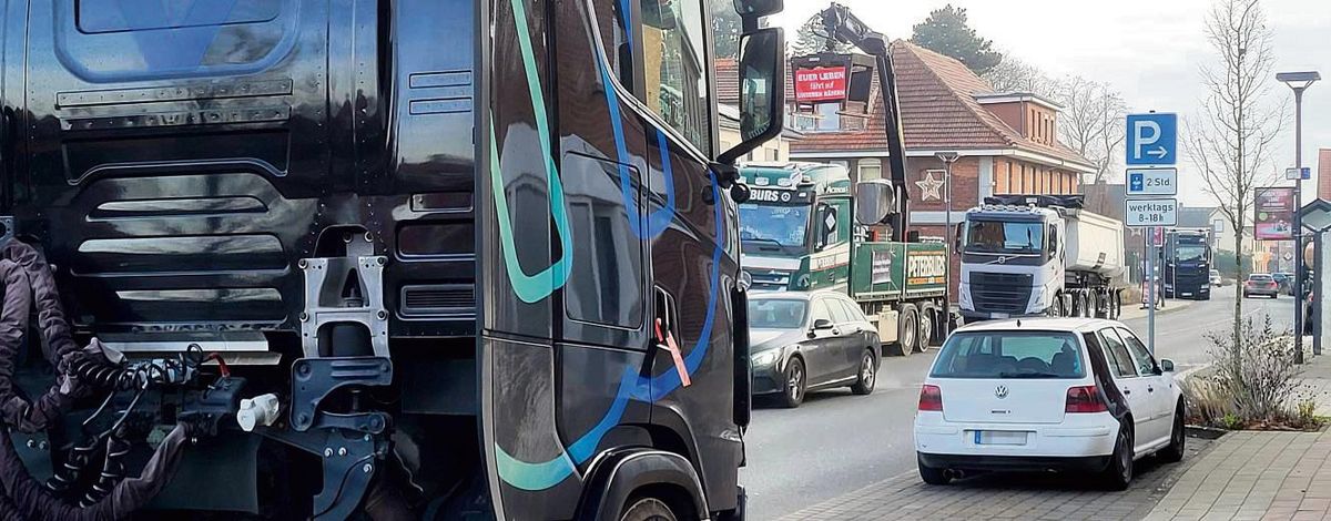 Wenn die Trucks im Ortskern parken: Diese kuriose Szene gab es am Samstag an der Hauptstraße in Langenberg zu sehen. Tatsächlich dürfen sie hier stehen. Mischgebiet, sie haben sich im Rathaus schlau gemacht. Foto: Axel Schwade