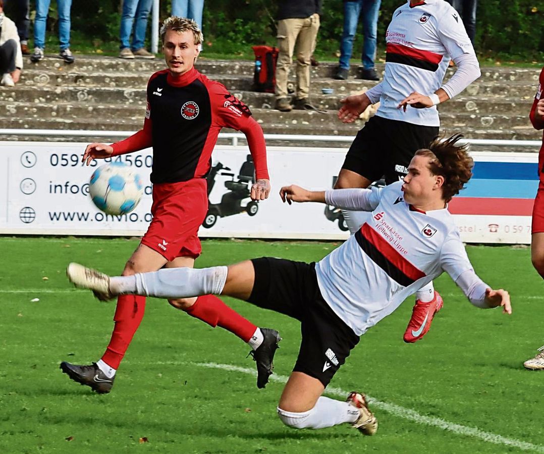 Pechvogel Justus Meier: Der 23-jährige Verteidiger des SV Lippstadt (r.) blieb im Training unglücklich im Rasen hängen und zog sich dabei einen Außenbandriss am Sprunggelenk zu. Damit fällt er bis zum Ende der Hinrunde aus. Foto: Frank Lütkehaus