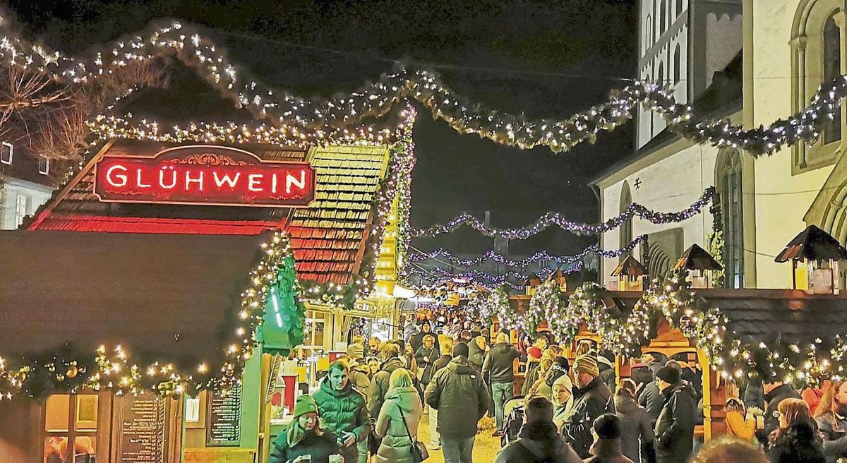Der Weihnachtsmarkt erleuchtet im Dunkeln. Foto: Baitinger (KWL)