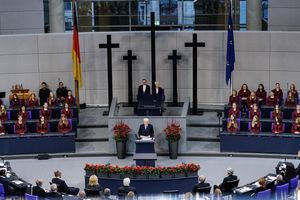Italiens Staatspräsident Mattarella hält die zentrale Gedenkrede zum Volkstrauertag im Bundestag - Foto: Carsten Koall/dpa