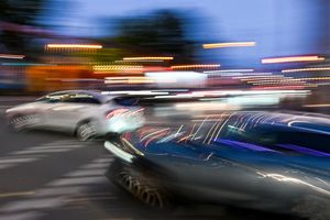 Ältere Fahrer sind gemessen an ihrem Bevölkerungsanteil seltener in Unfälle verstrickt als jüngere. (Symbolbild) - Foto: Jens Kalaene/dpa