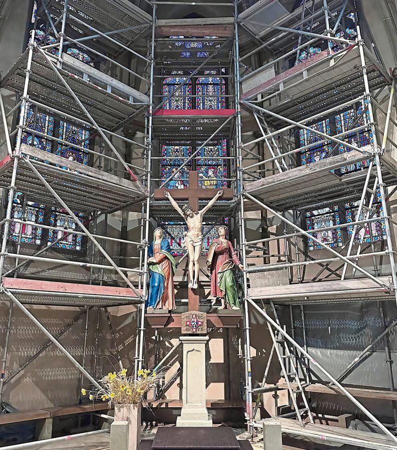 Mit der Restauration der drei Buntglasfenster im Altarraum kommt die Sanierung der Johanneskirche nach rund drei Jahren zum Ende. Foto: Sarah Bsdurek