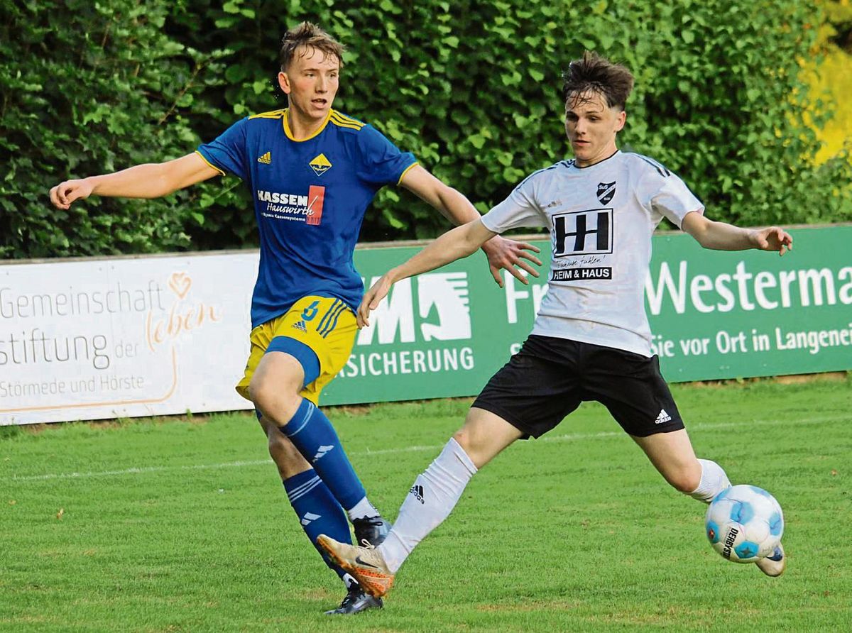Das Finale des Amtspokals verlor der TuS Ehringhausen (in Blau). Im Kreispokal geht die Grundmann-Elf favorisiert in die Auftaktpartie gegen B-Ligist Internazionale Lippstadt. Allerdings warnt Co-Trainer Hermes vor dem Gegner. Foto: Heinke