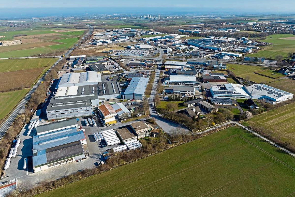 Südlich der Kliever Straße, am Rande des Gewerbegebiets West, soll das neue Feuerwehrhaus entstehen. Der Streit darum drohte jedoch jüngst zu eskalieren. Archivfoto: Eickhoff