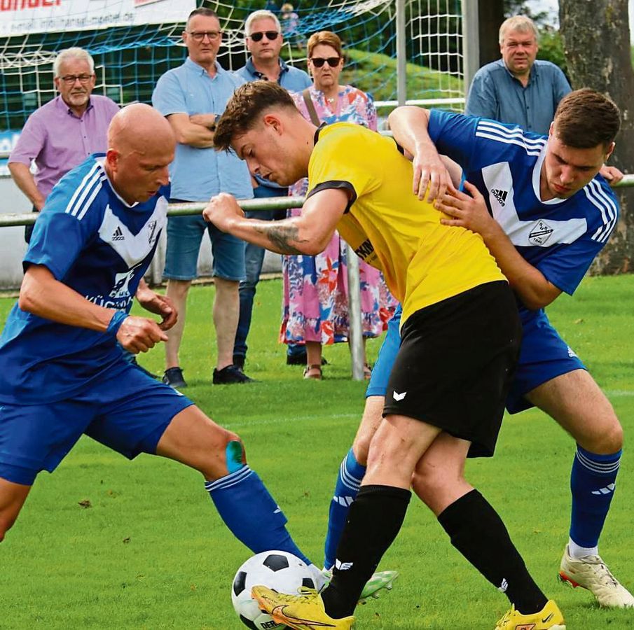 Entspannung auf der einen, Anspannung auf der anderen Seite. Während der SuS Bad Westernkotten (in Gelb), der das Hinspiel in Westenholz mit 2:0 gewann, auch im Rückspiel die besseren Karten hat, stehen die Westenholzer (in Blau) beim Wiedersehen mit dem Rücken zur Wand. Foto: Wiegand