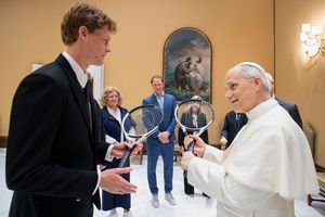 Zwei Tennisspieler unter sich: der Weltranglistenerste Jannik Sinner (links) und Papst Leo XIV. - Foto: --/Vatican Media/dpa