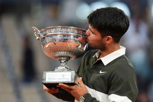 Carlos Alcaraz holt seinen fünften Grand-Slam-Titel. - Foto: Thibault Camus/AP/dpa