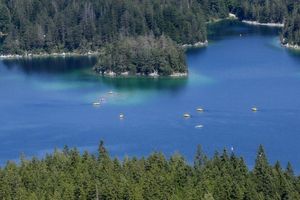 Im Eibsee sind ein Mann und sein Sohn untergegangen. (Symboldbild) - Foto: Angelika Warmuth/dpa